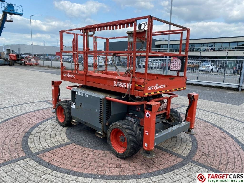 SkyJack SJ6826 RT Diesel 4x4 Scissor 6826 Work Lift 992cm - מעלית מספריים: תמונה 2 SkyJack SJ6826 RT Diesel 4x4 Scissor 6826 Work Lift 992cm - מעלית מספריים: תמונה 2