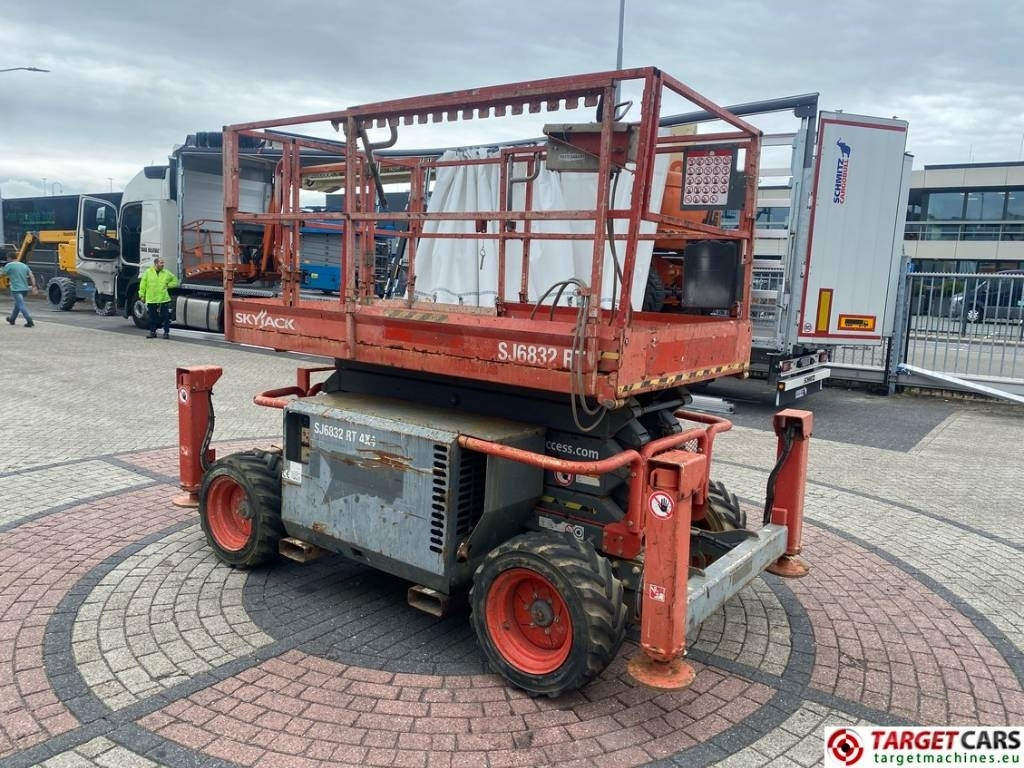 SkyJack SJ6832 RT Diesel 4x4 Scissor Work Lift 1180cm - מעלית מספריים: תמונה 2 SkyJack SJ6832 RT Diesel 4x4 Scissor Work Lift 1180cm - מעלית מספריים: תמונה 2