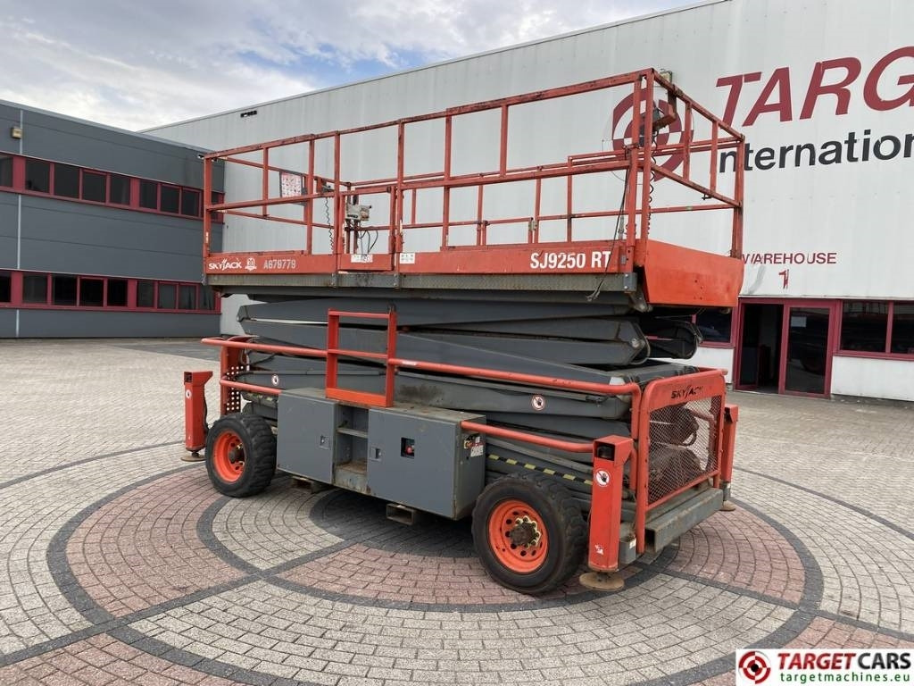 SkyJack SJ9250 RT Diesel 4x4 Scissor Work Lift 1720cm - מעלית מספריים: תמונה 4 SkyJack SJ9250 RT Diesel 4x4 Scissor Work Lift 1720cm - מעלית מספריים: תמונה 4