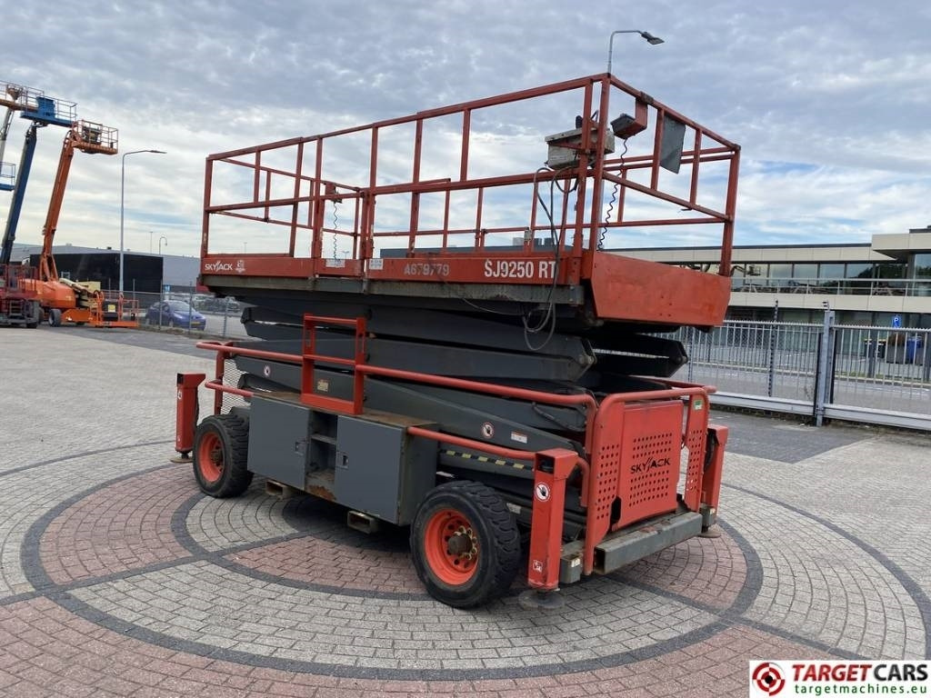 SkyJack SJ9250 RT Diesel 4x4 Scissor Work Lift 1720cm - מעלית מספריים: תמונה 2 SkyJack SJ9250 RT Diesel 4x4 Scissor Work Lift 1720cm - מעלית מספריים: תמונה 2