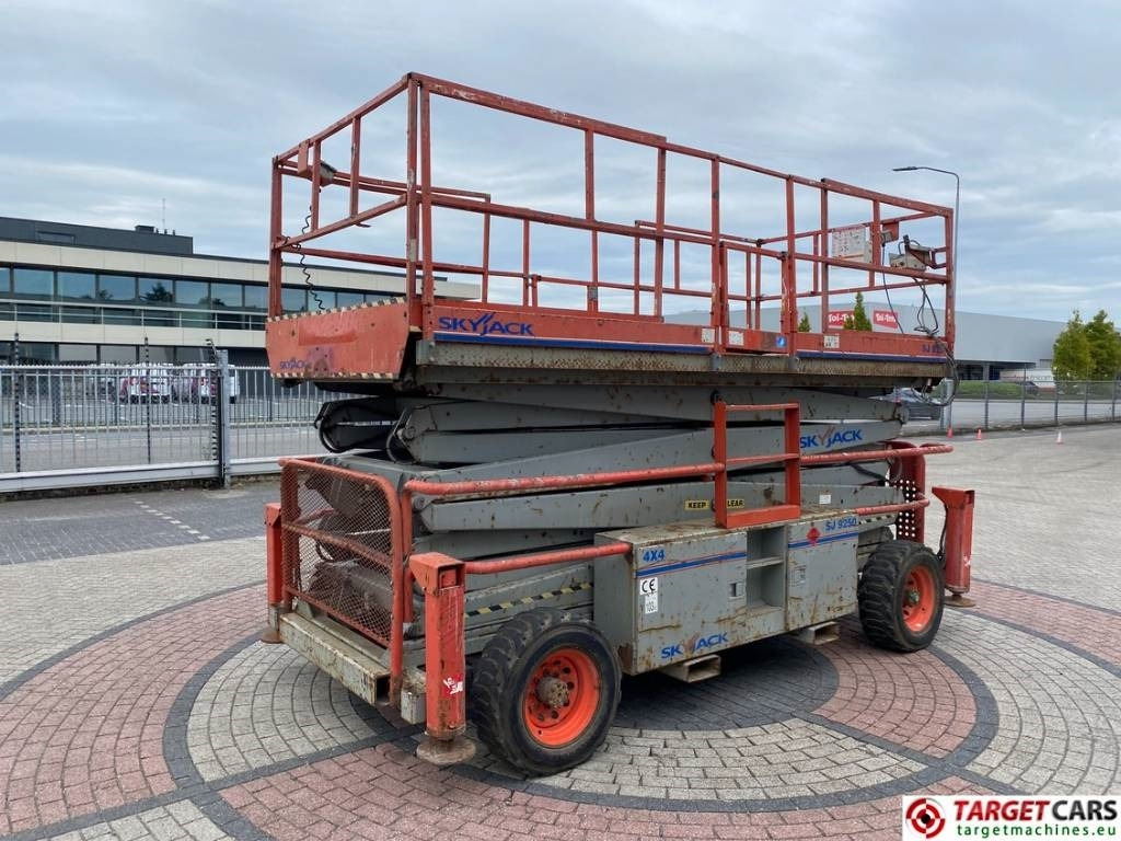 SkyJack SJ9250 RT Diesel Scissor Work Lift 1720cm - מעלית מספריים: תמונה 3 SkyJack SJ9250 RT Diesel Scissor Work Lift 1720cm - מעלית מספריים: תמונה 3