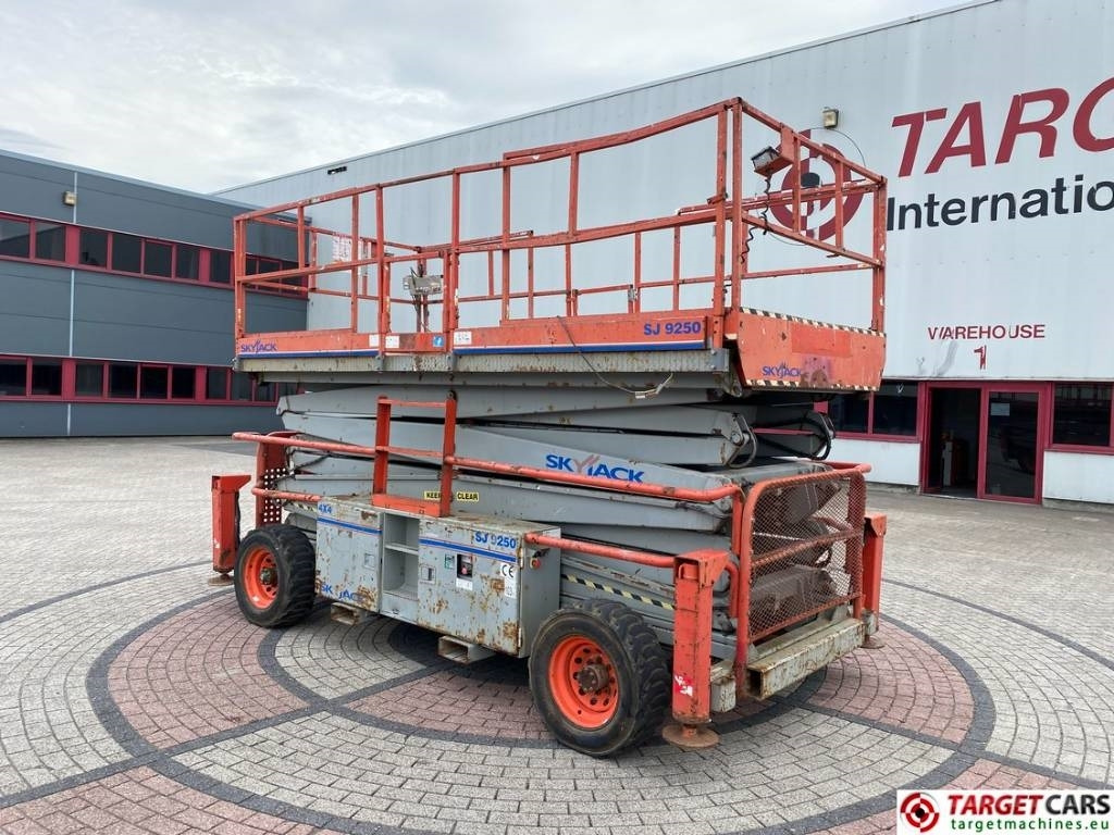 SkyJack SJ9250 RT Diesel Scissor Work Lift 1720cm - מעלית מספריים: תמונה 4 SkyJack SJ9250 RT Diesel Scissor Work Lift 1720cm - מעלית מספריים: תמונה 4
