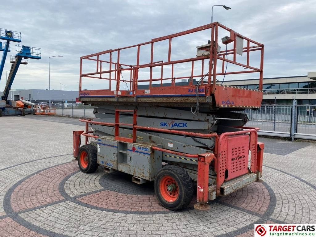 SkyJack SJ9250 RT Diesel Scissor Work Lift 1720cm - מעלית מספריים: תמונה 2 SkyJack SJ9250 RT Diesel Scissor Work Lift 1720cm - מעלית מספריים: תמונה 2