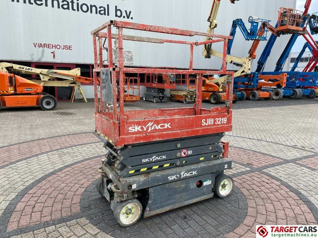 SkyJack SJIII-3219 Electric Scissor Work Lift 780cm - מעלית מספריים: תמונה 1 SkyJack SJIII-3219 Electric Scissor Work Lift 780cm - מעלית מספריים: תמונה 1
