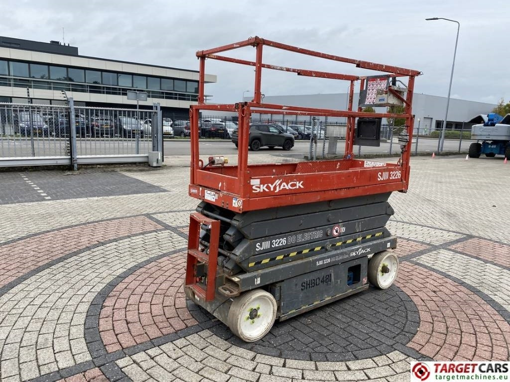 SkyJack SJIII-3226 Electric Scissor Work Lift 990cm - מעלית מספריים: תמונה 3 SkyJack SJIII-3226 Electric Scissor Work Lift 990cm - מעלית מספריים: תמונה 3