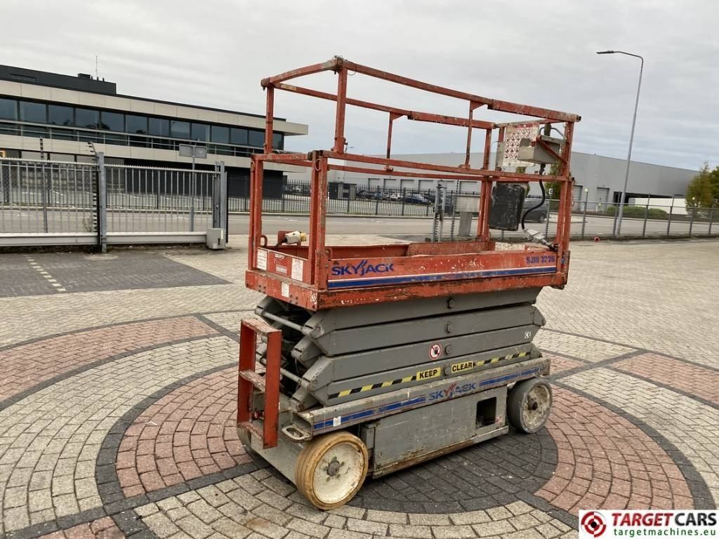 SkyJack SJIII-3226 Electric Scissor Work Lift 990cm - מעלית מספריים: תמונה 3 SkyJack SJIII-3226 Electric Scissor Work Lift 990cm - מעלית מספריים: תמונה 3