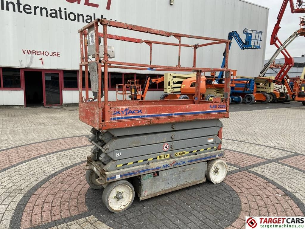 SkyJack SJIII-3226 Electric Scissor Work Lift 990cm - מעלית מספריים: תמונה 1 SkyJack SJIII-3226 Electric Scissor Work Lift 990cm - מעלית מספריים: תמונה 1