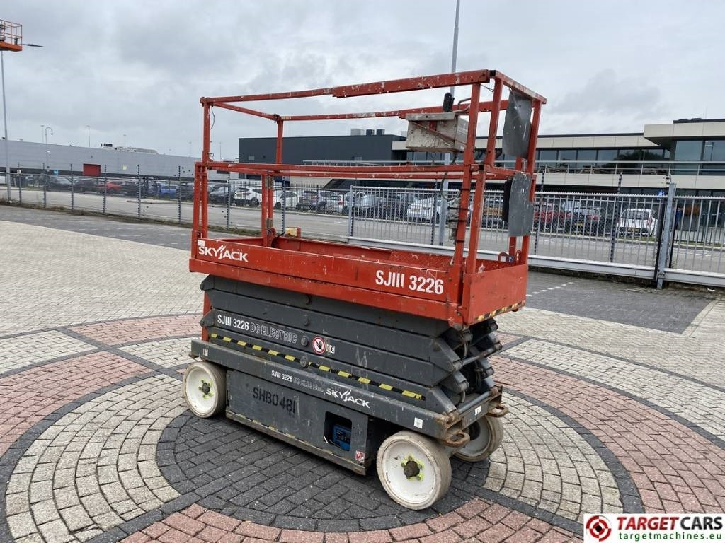 SkyJack SJIII-3226 Electric Scissor Work Lift 990cm - מעלית מספריים: תמונה 2 SkyJack SJIII-3226 Electric Scissor Work Lift 990cm - מעלית מספריים: תמונה 2