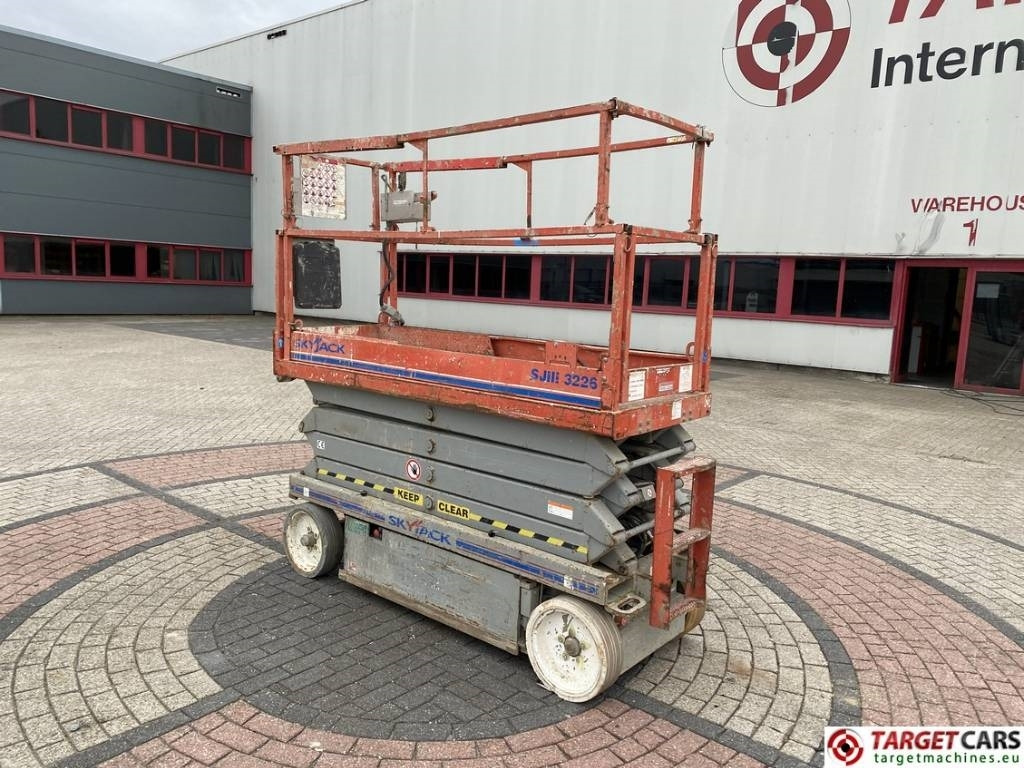 SkyJack SJIII-3226 Electric Scissor Work Lift 990cm - מעלית מספריים: תמונה 4 SkyJack SJIII-3226 Electric Scissor Work Lift 990cm - מעלית מספריים: תמונה 4