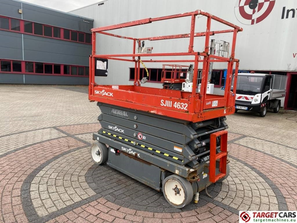 SkyJack SJIII-4632 Electric 4632 Scissor Work Lift 1170cm - מעלית מספריים: תמונה 4 SkyJack SJIII-4632 Electric 4632 Scissor Work Lift 1170cm - מעלית מספריים: תמונה 4