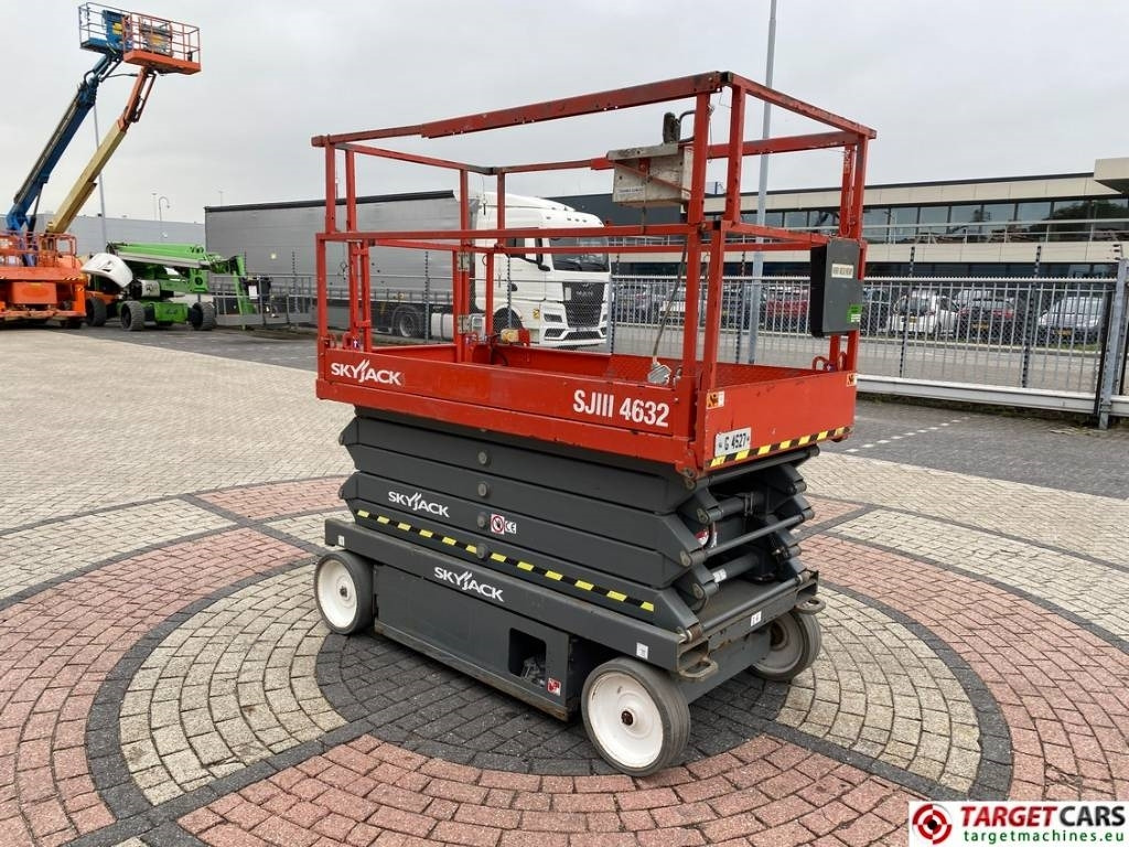 SkyJack SJIII-4632 Electric 4632 Scissor Work Lift 1170cm - מעלית מספריים: תמונה 2 SkyJack SJIII-4632 Electric 4632 Scissor Work Lift 1170cm - מעלית מספריים: תמונה 2