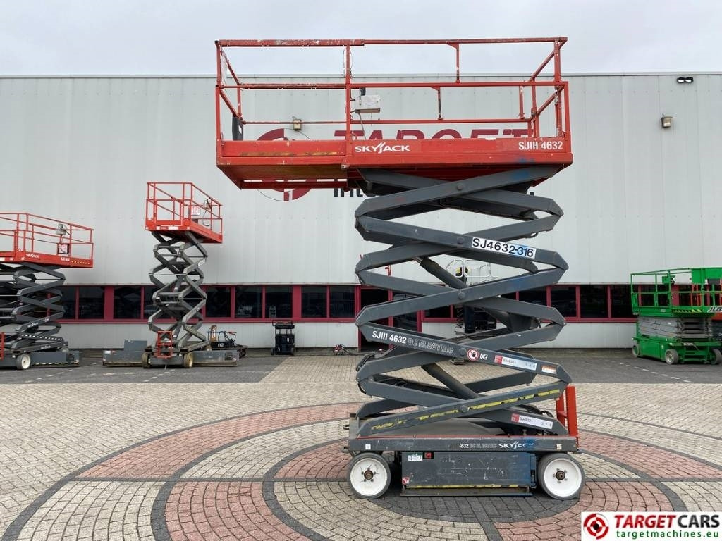 SkyJack SJIII-4632 Electric 4632 Scissor Work Lift 1170cm - מעלית מספריים: תמונה 5 SkyJack SJIII-4632 Electric 4632 Scissor Work Lift 1170cm - מעלית מספריים: תמונה 5
