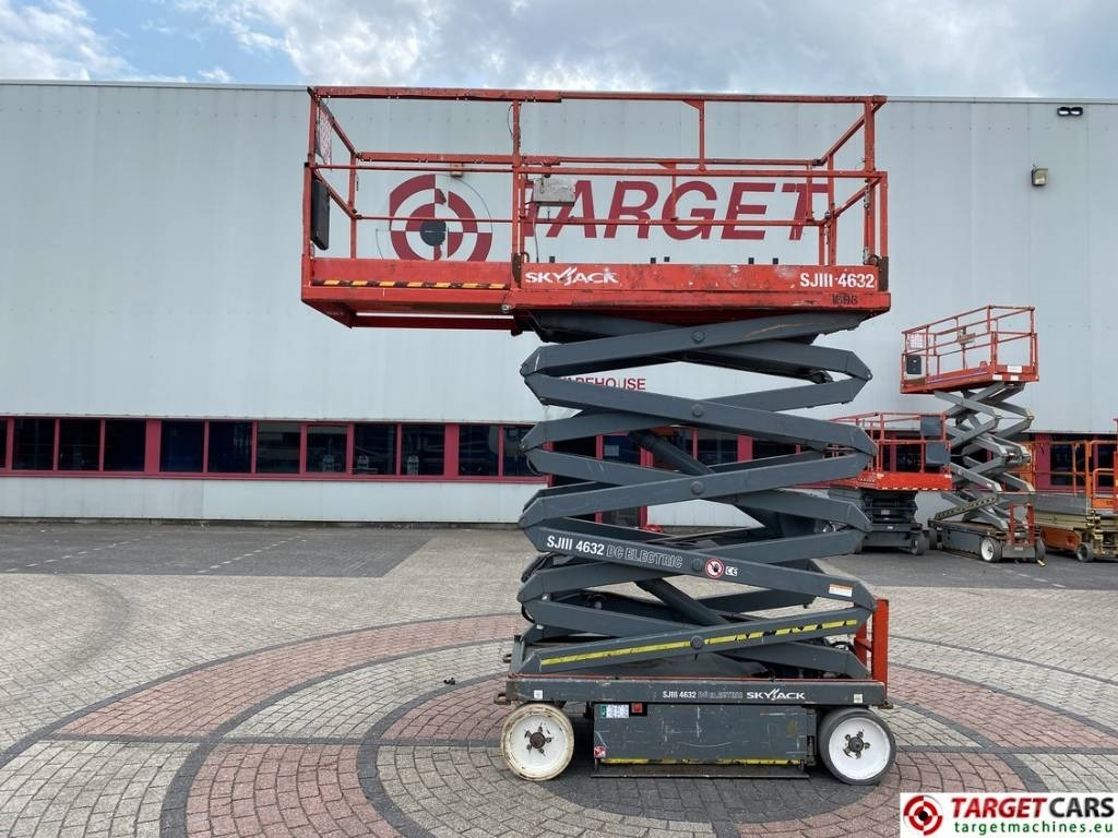 SkyJack SJIII-4632 Electric 4632 Scissor Work Lift 1170cm - מעלית מספריים: תמונה 5 SkyJack SJIII-4632 Electric 4632 Scissor Work Lift 1170cm - מעלית מספריים: תמונה 5