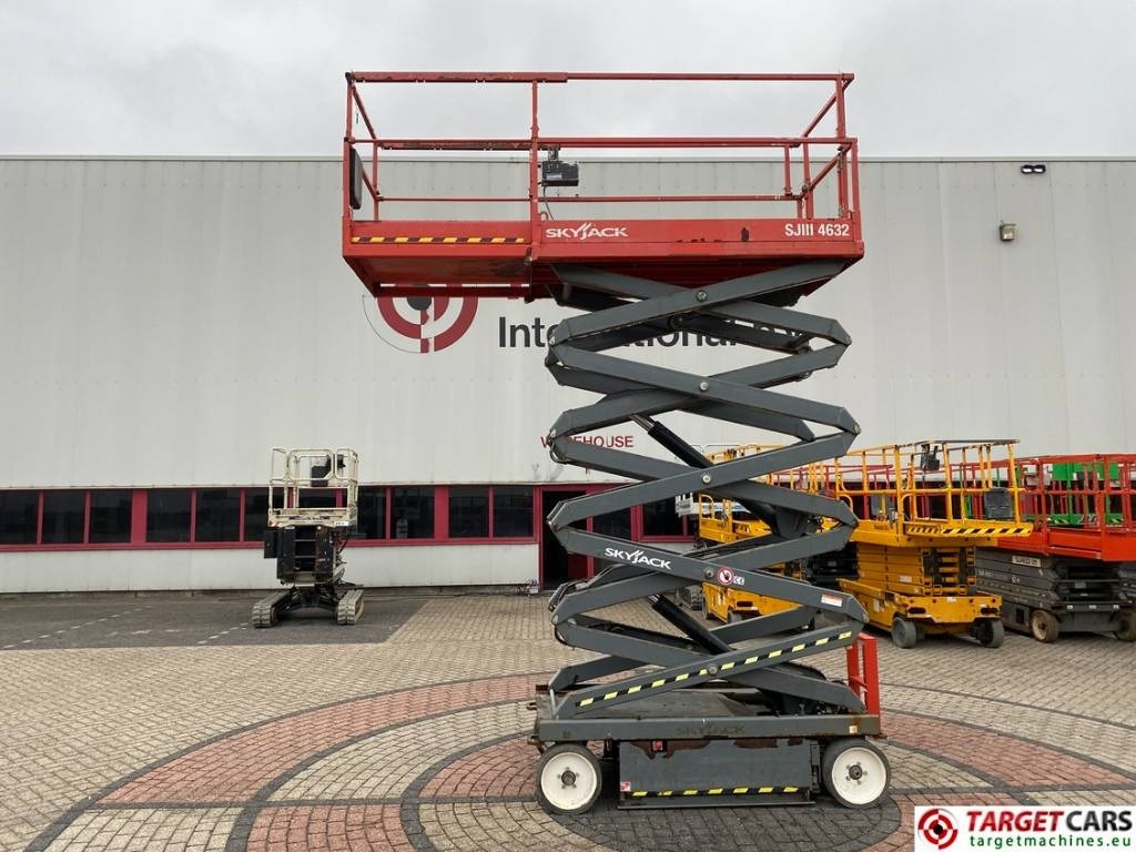SkyJack SJIII-4632 Electric 4632 Scissor Work Lift 1170cm - מעלית מספריים: תמונה 5 SkyJack SJIII-4632 Electric 4632 Scissor Work Lift 1170cm - מעלית מספריים: תמונה 5