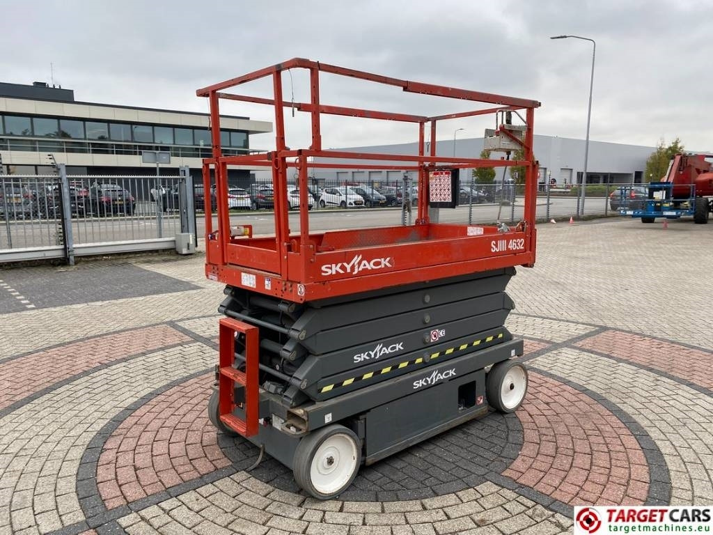 SkyJack SJIII-4632 Electric 4632 Scissor Work Lift 1170cm - מעלית מספריים: תמונה 3 SkyJack SJIII-4632 Electric 4632 Scissor Work Lift 1170cm - מעלית מספריים: תמונה 3