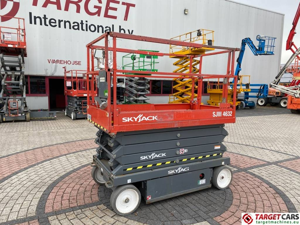 SkyJack SJIII-4632 Electric 4632 Scissor Work Lift 1170cm - מעלית מספריים: תמונה 1 SkyJack SJIII-4632 Electric 4632 Scissor Work Lift 1170cm - מעלית מספריים: תמונה 1