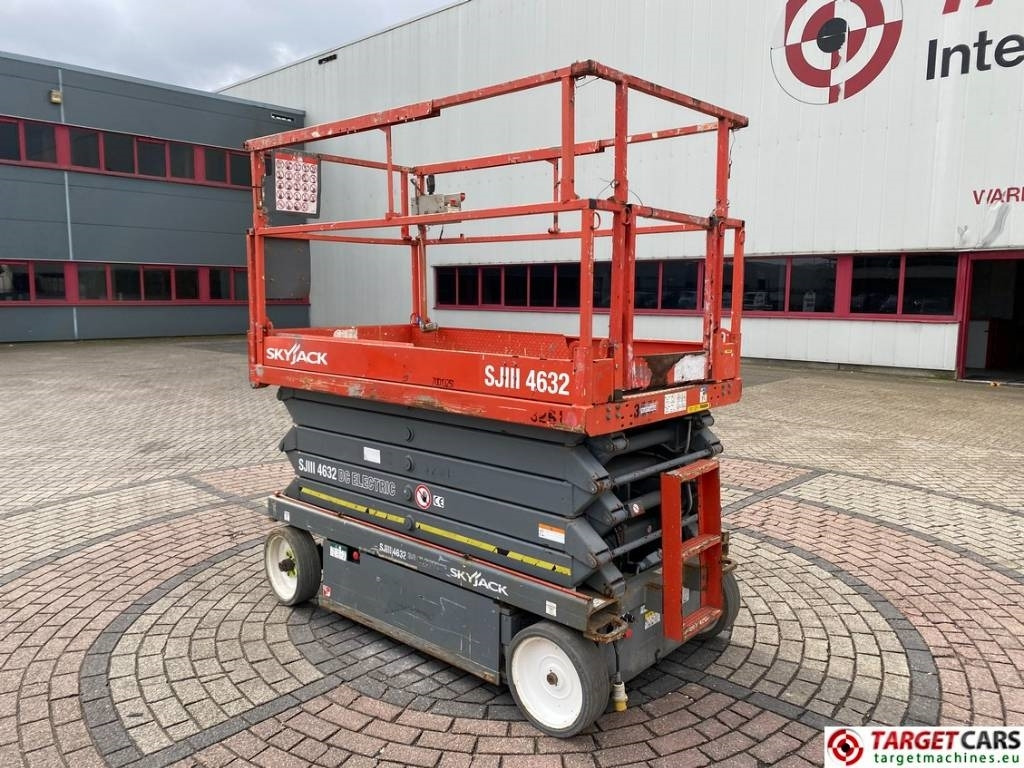 SkyJack SJIII-4632 Electric Scissor Work Lift 1170cm - מעלית מספריים: תמונה 4 SkyJack SJIII-4632 Electric Scissor Work Lift 1170cm - מעלית מספריים: תמונה 4