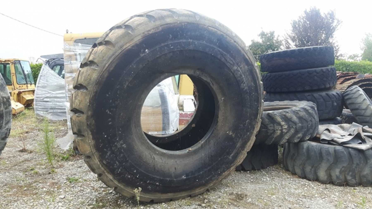BRIDGESTONE 29/5R35 Pneumatici 29.5R35 in buone condizioni - צמיג עבור מכונת בנייה: תמונה 3 BRIDGESTONE 29/5R35 Pneumatici 29.5R35 in buone condizioni - צמיג עבור מכונת בנייה: תמונה 3