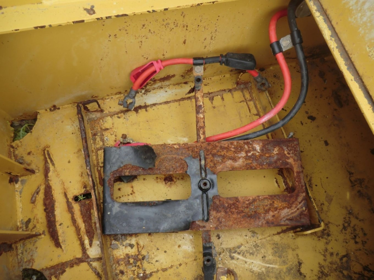Caterpillar 735 Serbatotio olio idraulico, completo di porta batterie, quadro elettrico. - מכל הידרולי עבור מכונת בנייה: תמונה 5 Caterpillar 735 Serbatotio olio idraulico, completo di porta batterie, quadro elettrico. - מכל הידרולי עבור מכונת בנייה: תמונה 5
