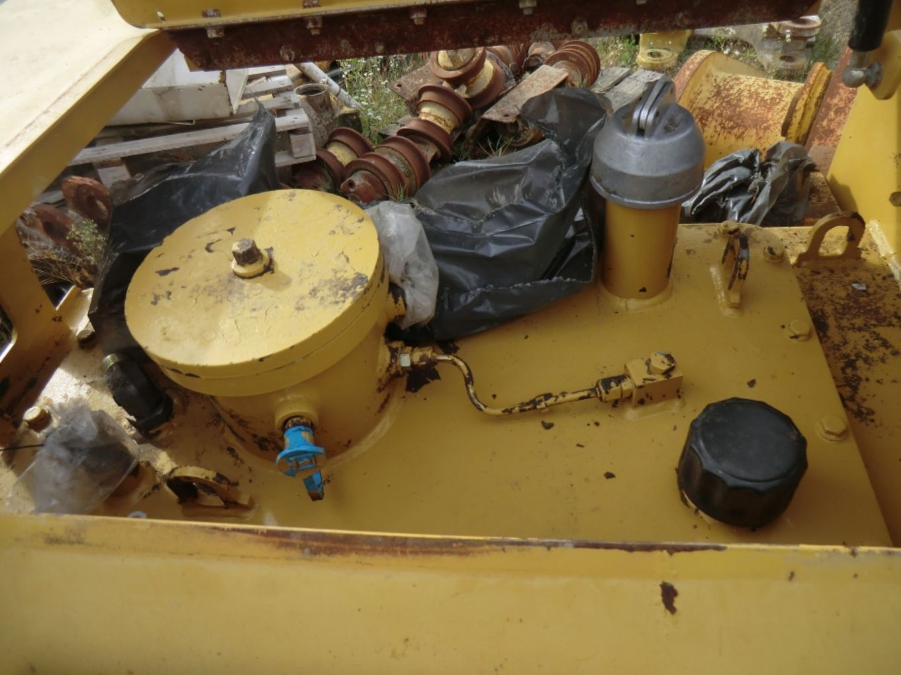 Caterpillar 735 Serbatotio olio idraulico, completo di porta batterie, quadro elettrico. - מכל הידרולי עבור מכונת בנייה: תמונה 4 Caterpillar 735 Serbatotio olio idraulico, completo di porta batterie, quadro elettrico. - מכל הידרולי עבור מכונת בנייה: תמונה 4
