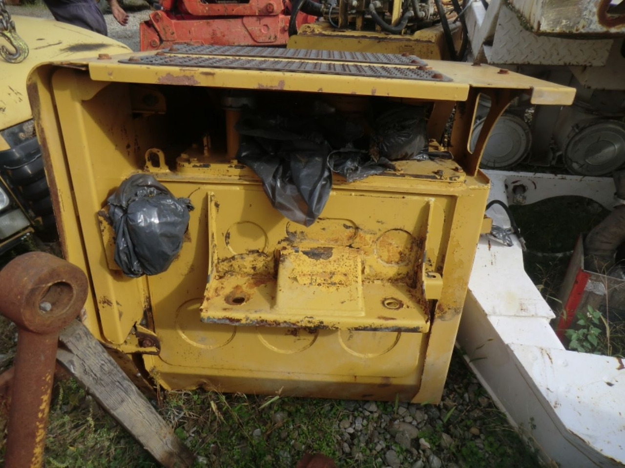 Caterpillar 735 Serbatotio olio idraulico, completo di porta batterie, quadro elettrico. - מכל הידרולי עבור מכונת בנייה: תמונה 2 Caterpillar 735 Serbatotio olio idraulico, completo di porta batterie, quadro elettrico. - מכל הידרולי עבור מכונת בנייה: תמונה 2