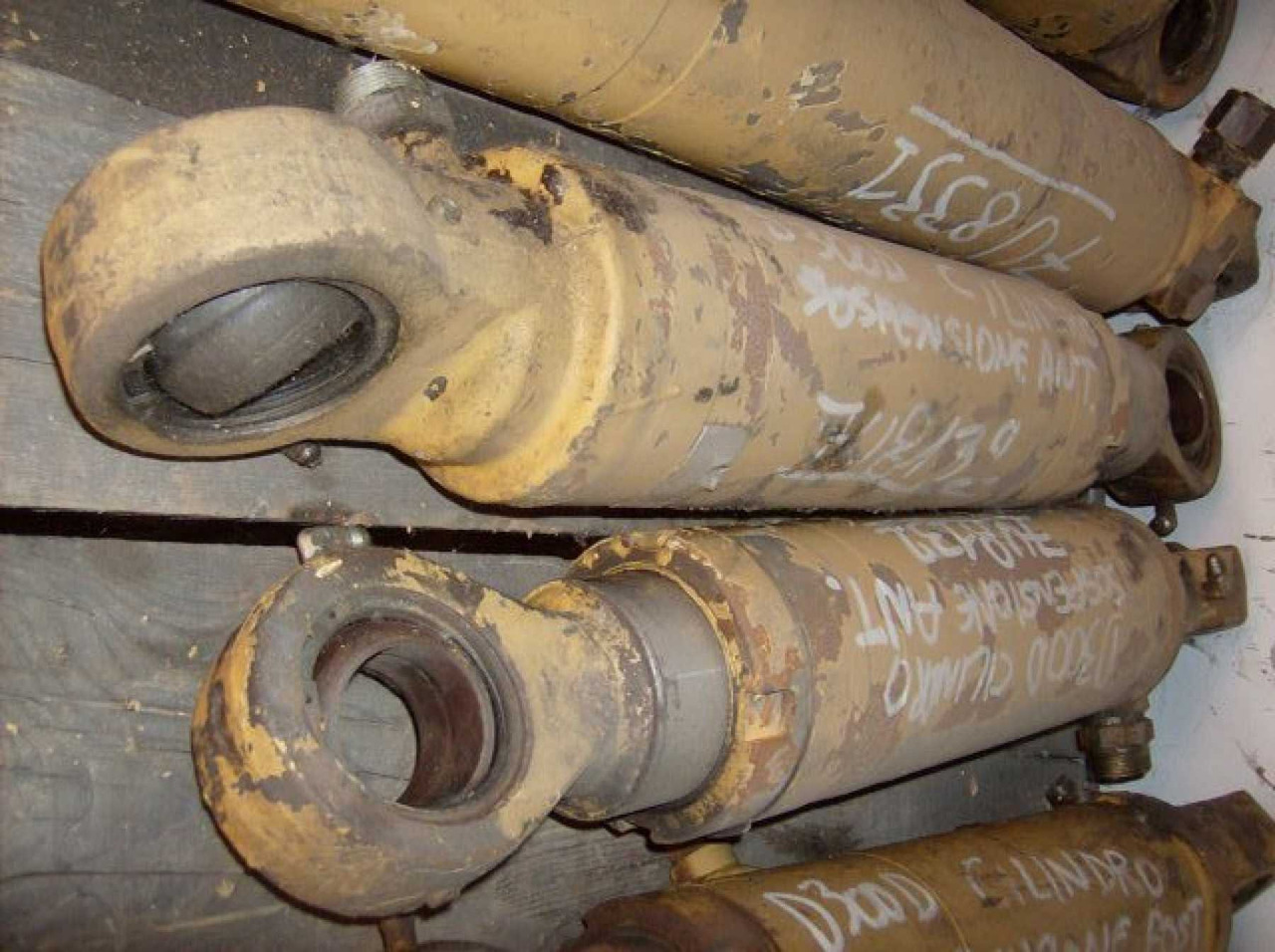 Caterpillar D300D CILINDRI DI SOSPENSIONE ANTERIORE - צילינדר הידרולי עבור מכונת בנייה: תמונה 1 Caterpillar D300D CILINDRI DI SOSPENSIONE ANTERIORE - צילינדר הידרולי עבור מכונת בנייה: תמונה 1