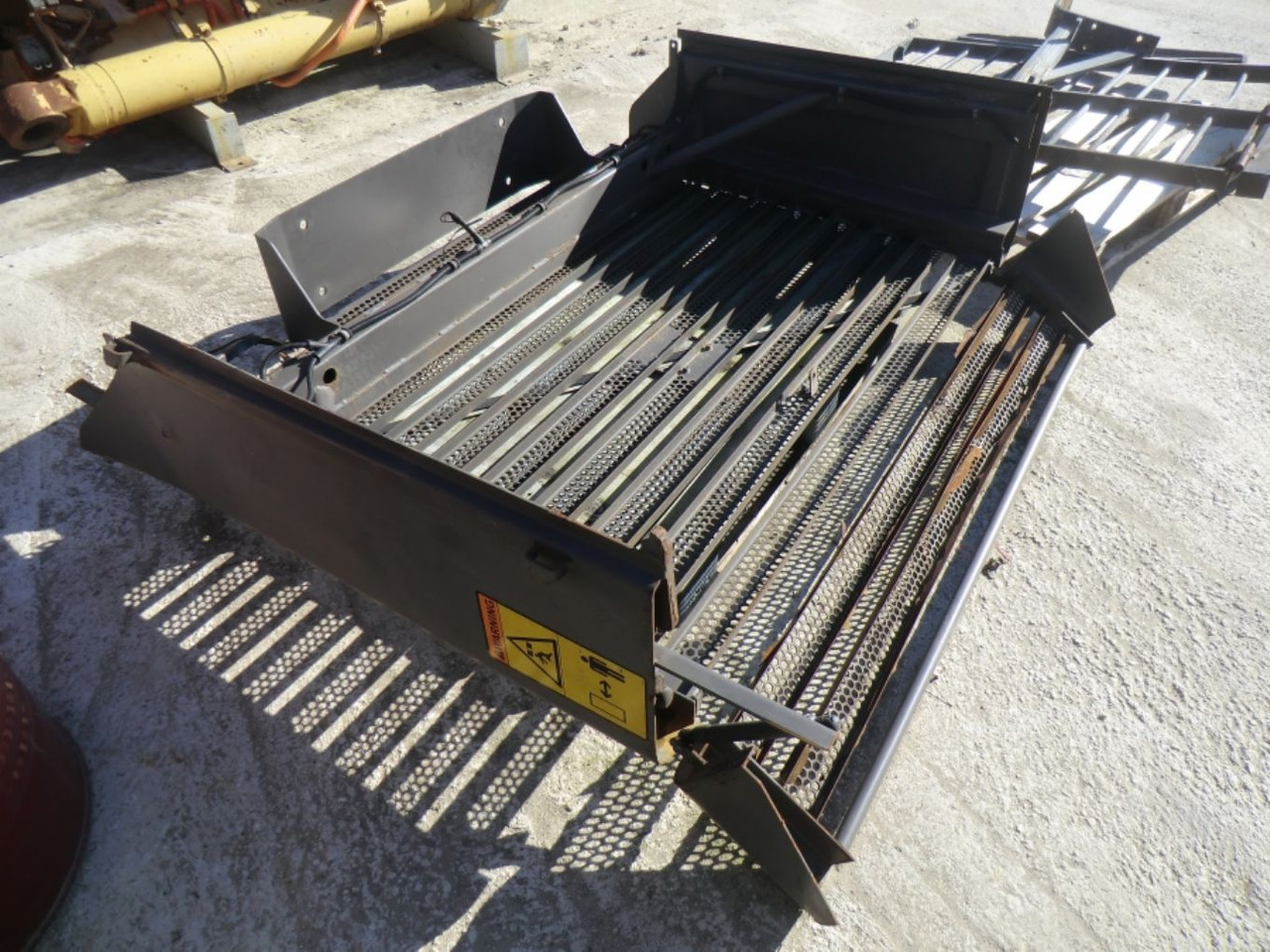 VOLVO L330E GRIGLIA - גריל עבור מכונת בנייה: תמונה 3 VOLVO L330E GRIGLIA - גריל עבור מכונת בנייה: תמונה 3