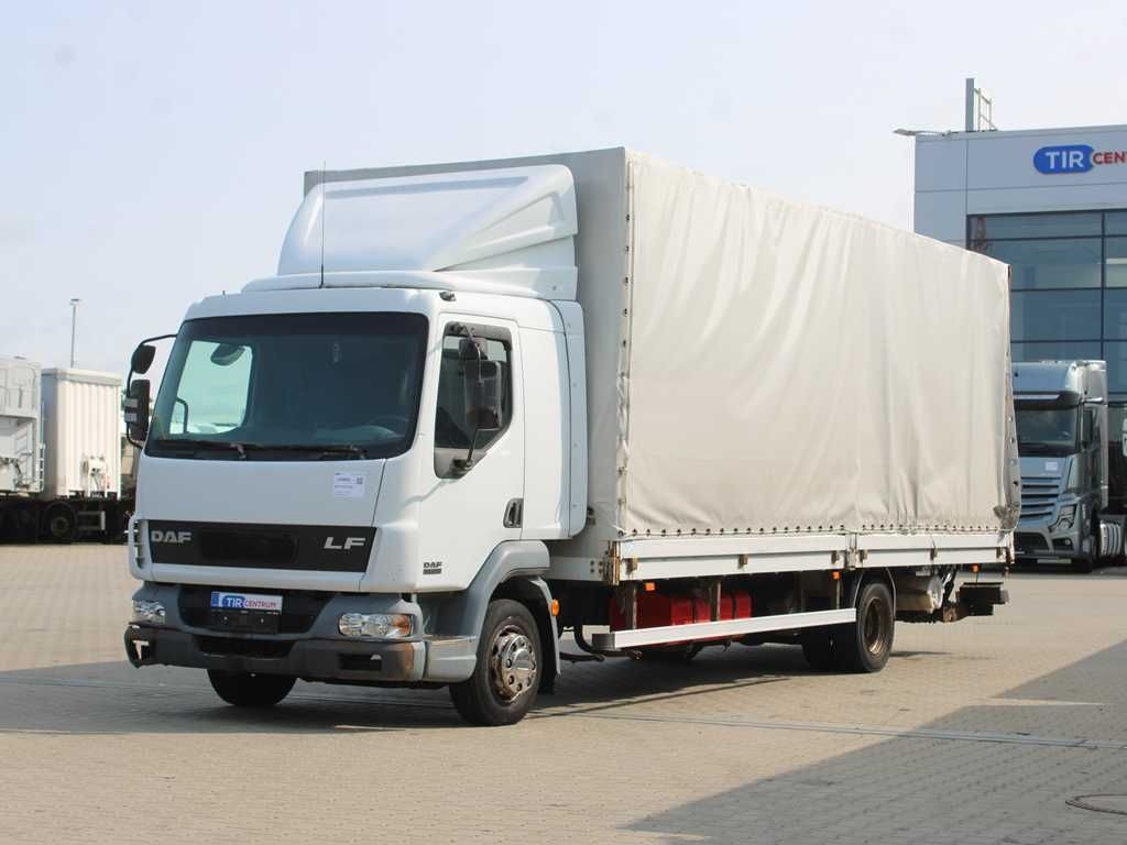 DAF FA LF 45.220, EURO 3, SIDEWALLS, TAIL LIFT - משאית וילונות צד: תמונה 1 DAF FA LF 45.220, EURO 3, SIDEWALLS, TAIL LIFT - משאית וילונות צד: תמונה 1
