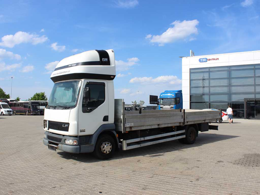 DAF LF 45.180, SLEEPING BODY, EURO 3, TIRES 80% - משאית צד נופל/ שטוחה: תמונה 1 DAF LF 45.180, SLEEPING BODY, EURO 3, TIRES 80% - משאית צד נופל/ שטוחה: תמונה 1