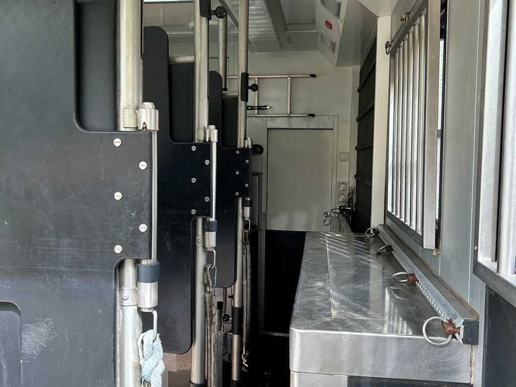 Volvo STX FL, FOR 6 PEOPLE, FOR TRANSPORTING FIVE HORSES, CAMERA, 2X HYDRAULIC FRONT - משאית סוסים: תמונה 5 Volvo STX FL, FOR 6 PEOPLE, FOR TRANSPORTING FIVE HORSES, CAMERA, 2X HYDRAULIC FRONT - משאית סוסים: תמונה 5