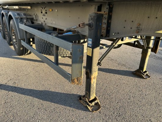 סמיטריילר עם מזהיר Schmitz SGF S3 Alu Kippmulde 34m³, Liftachse, Schmitz-Achsen, Rollplane, Podest: תמונה 12 סמיטריילר עם מזהיר Schmitz SGF S3 Alu Kippmulde 34m³, Liftachse, Schmitz-Achsen, Rollplane, Podest: תמונה 12