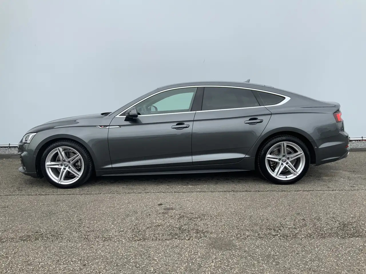 Audi A5 Sportback 2.0 TFSI g-tron Sport 2 x S-line edition - האצ'בק: תמונה 3 Audi A5 Sportback 2.0 TFSI g-tron Sport 2 x S-line edition - האצ'בק: תמונה 3