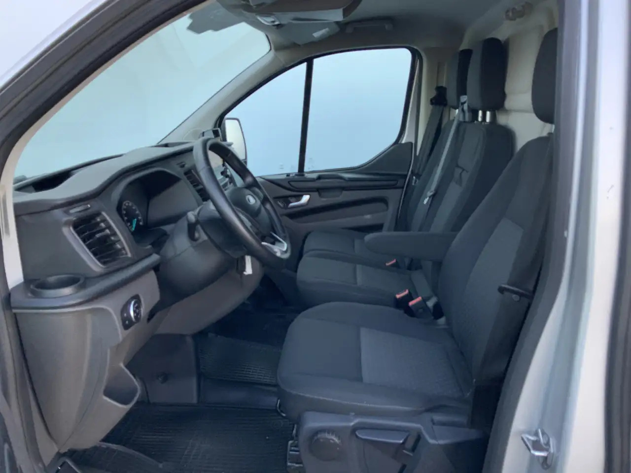 Ford Transit Custom 300 2.0 TDCI L1H1 Limited Airco Cruise Camera 3 Zi - כלי רכב מסחרי עם לוח: תמונה 4 Ford Transit Custom 300 2.0 TDCI L1H1 Limited Airco Cruise Camera 3 Zi - כלי רכב מסחרי עם לוח: תמונה 4