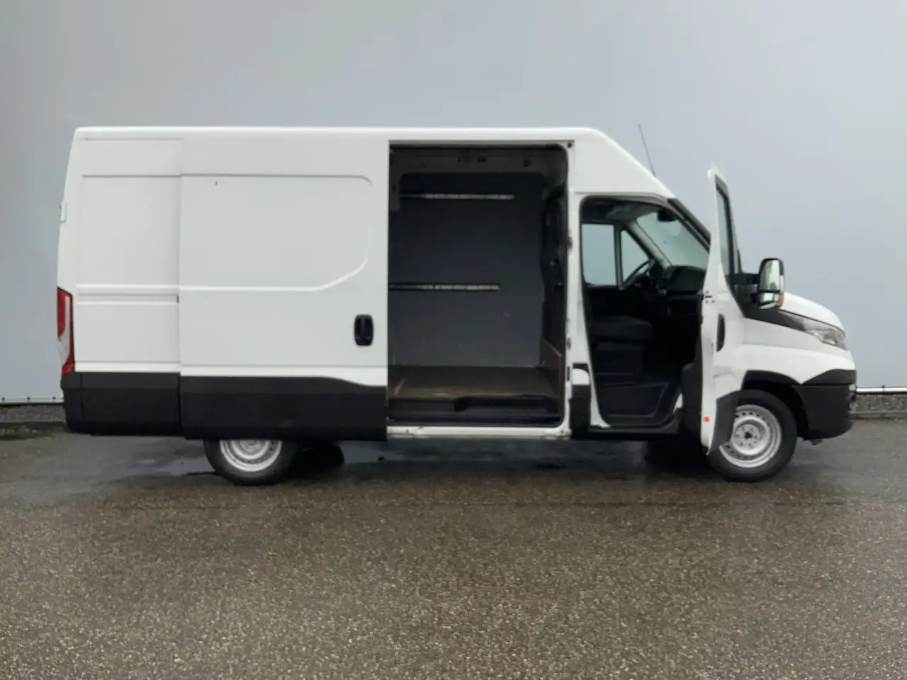 Iveco Daily 35S13V 2.3 352 H2 L3 Airco 3 Zits Opstap Euro 5 - כלי רכב מסחרי עם לוח: תמונה 4 Iveco Daily 35S13V 2.3 352 H2 L3 Airco 3 Zits Opstap Euro 5 - כלי רכב מסחרי עם לוח: תמונה 4