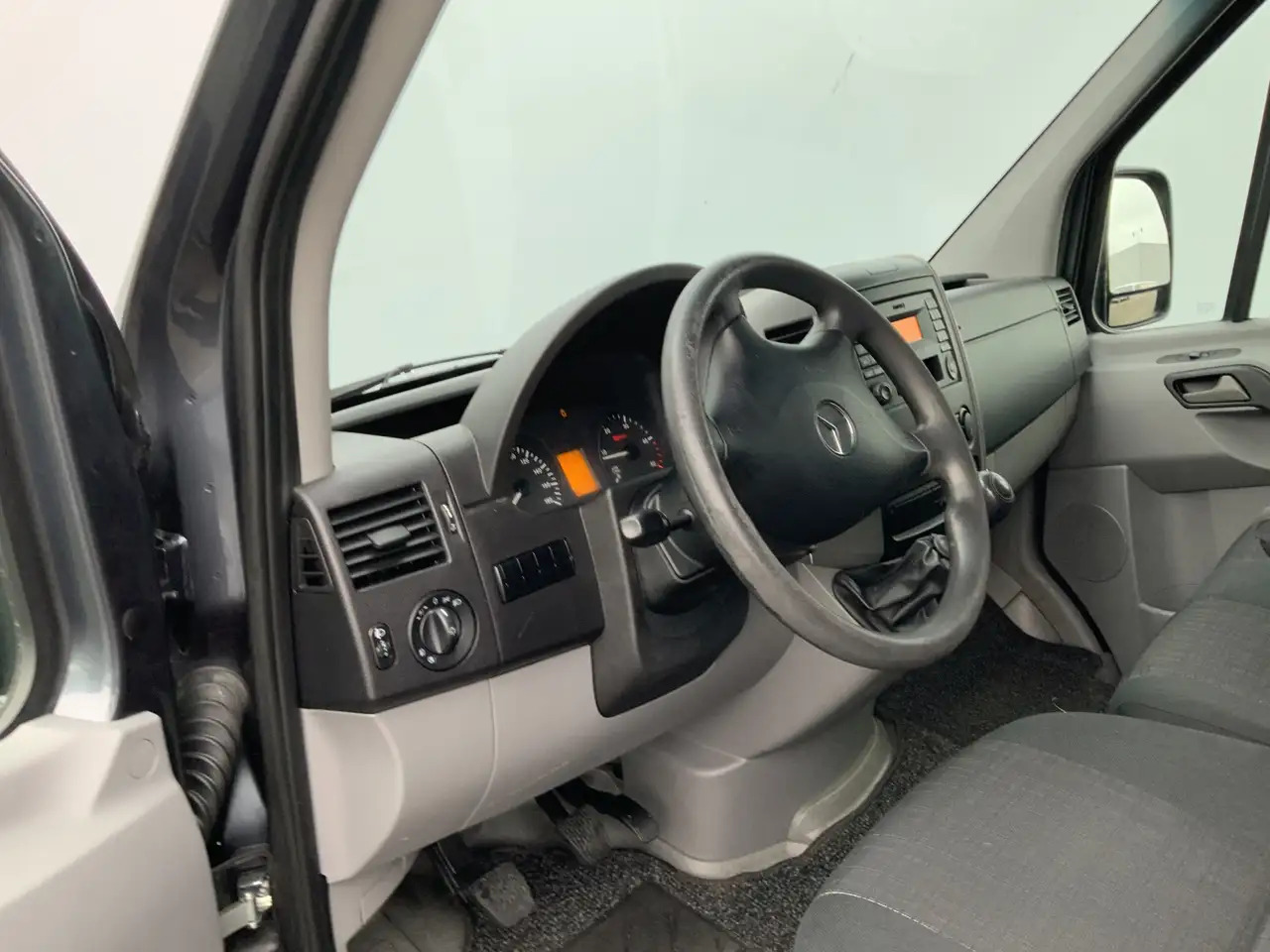 Mercedes-Benz Sprinter 311 2.2 CDI 366 L2H1 Airco 3 Zits Opstap& Trekhaak - כלי רכב מסחרי עם לוח: תמונה 4 Mercedes-Benz Sprinter 311 2.2 CDI 366 L2H1 Airco 3 Zits Opstap& Trekhaak - כלי רכב מסחרי עם לוח: תמונה 4