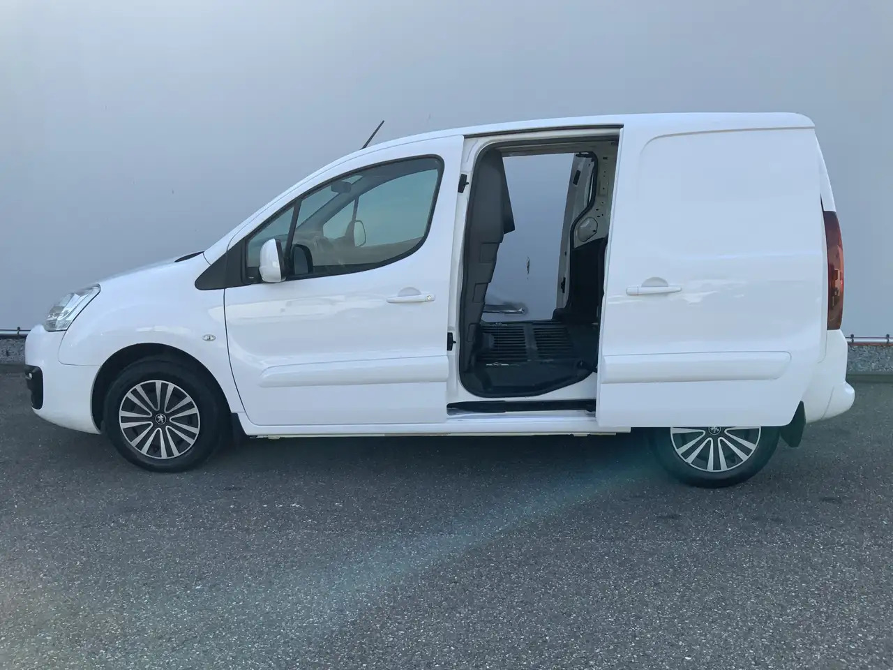 Peugeot Partner 122 1.6 BlueHDi Autom.100 L1 Premium S&S EXPORT!! - כלי רכב מסחרי קטן: תמונה 4 Peugeot Partner 122 1.6 BlueHDi Autom.100 L1 Premium S&S EXPORT!! - כלי רכב מסחרי קטן: תמונה 4