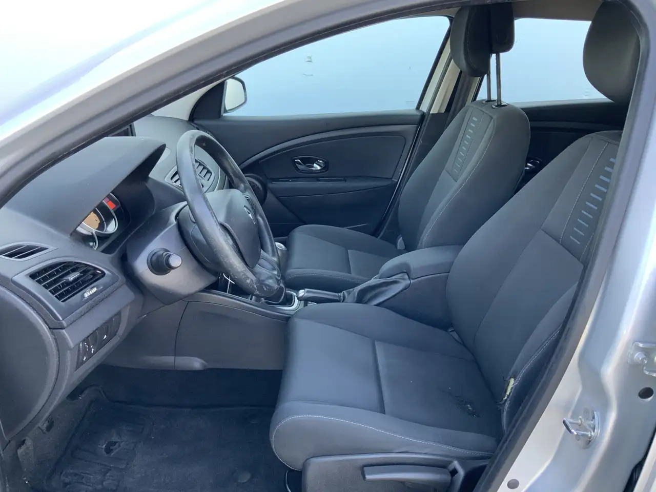 Renault Megane 1.5 dCi Expression Airco Navi Grijs Kenteken Euro - מכונית: תמונה 4 Renault Megane 1.5 dCi Expression Airco Navi Grijs Kenteken Euro - מכונית: תמונה 4