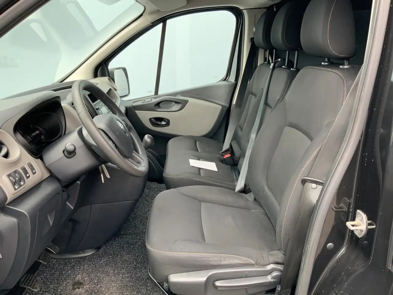 Renault Trafic 1.6 dCi T29 L2H2 Comfort Energy Airco Cruise 3 Zit - כלי רכב מסחרי עם לוח: תמונה 5 Renault Trafic 1.6 dCi T29 L2H2 Comfort Energy Airco Cruise 3 Zit - כלי רכב מסחרי עם לוח: תמונה 5
