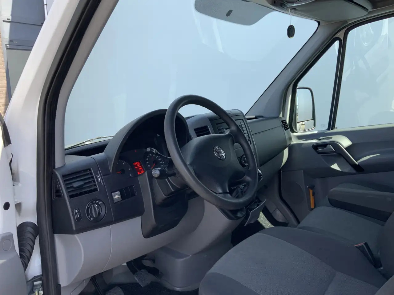 Volkswagen Crafter 35 2.0 TDI L1H1 Airco Cruise 3 Zits Trekhaak 2000 - כלי רכב מסחרי עם לוח: תמונה 5 Volkswagen Crafter 35 2.0 TDI L1H1 Airco Cruise 3 Zits Trekhaak 2000 - כלי רכב מסחרי עם לוח: תמונה 5