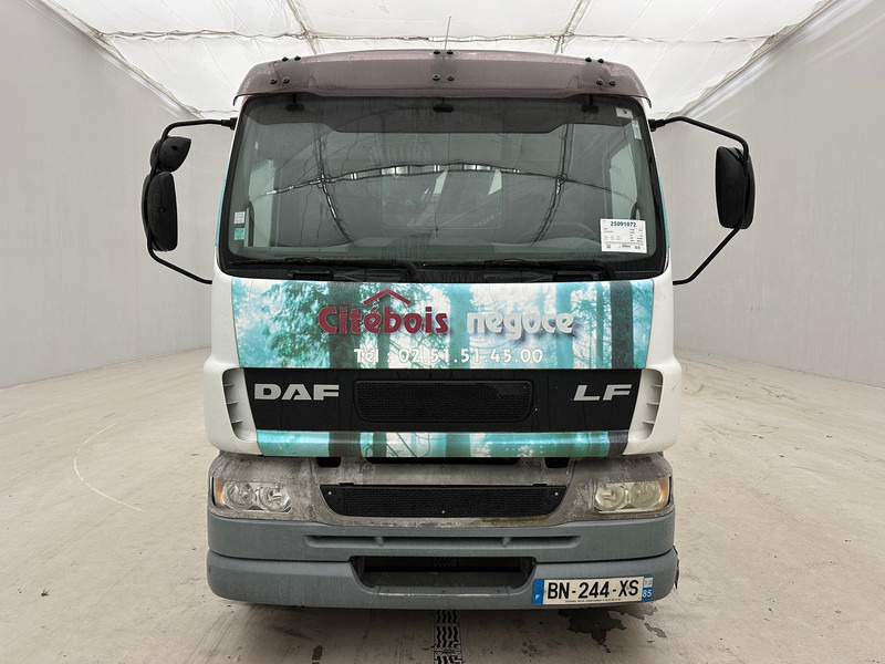 DAF LF55.210 - משאית צד נופל/ שטוחה, משאית מנוף: תמונה 2 DAF LF55.210 - משאית צד נופל/ שטוחה, משאית מנוף: תמונה 2