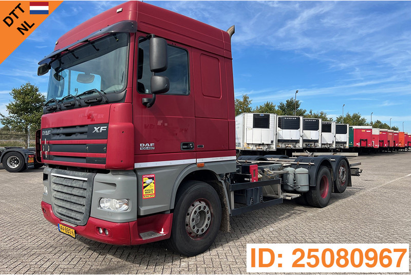 DAF XF105.460 Space Cab - משאית עם שלדת תא: תמונה 1 DAF XF105.460 Space Cab - משאית עם שלדת תא: תמונה 1