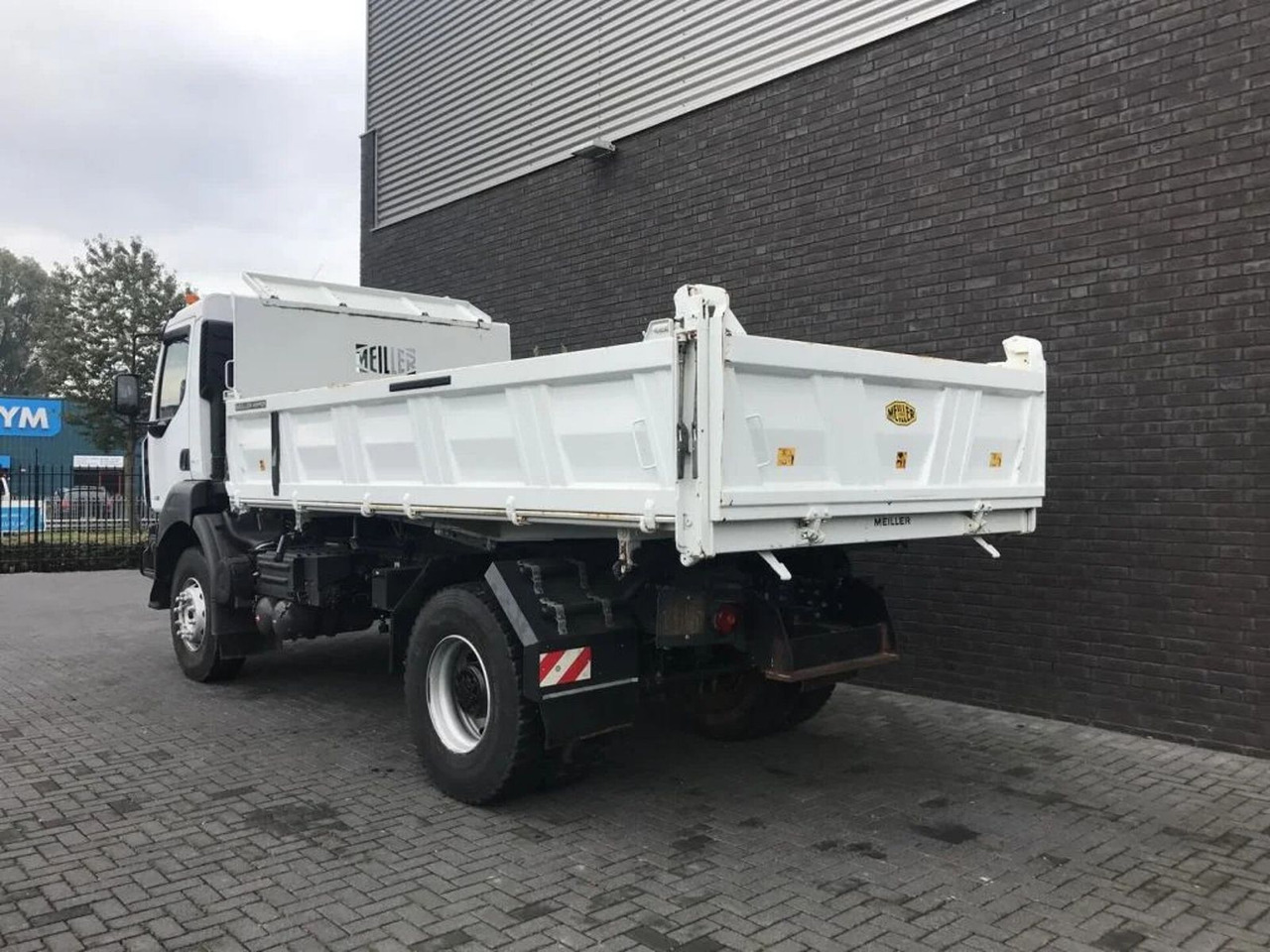 Renault Kerax 330 DXI 4X2 KIPPER/TIPPER ONLY 27.000 KM ! - מזהיר: תמונה 4 Renault Kerax 330 DXI 4X2 KIPPER/TIPPER ONLY 27.000 KM ! - מזהיר: תמונה 4