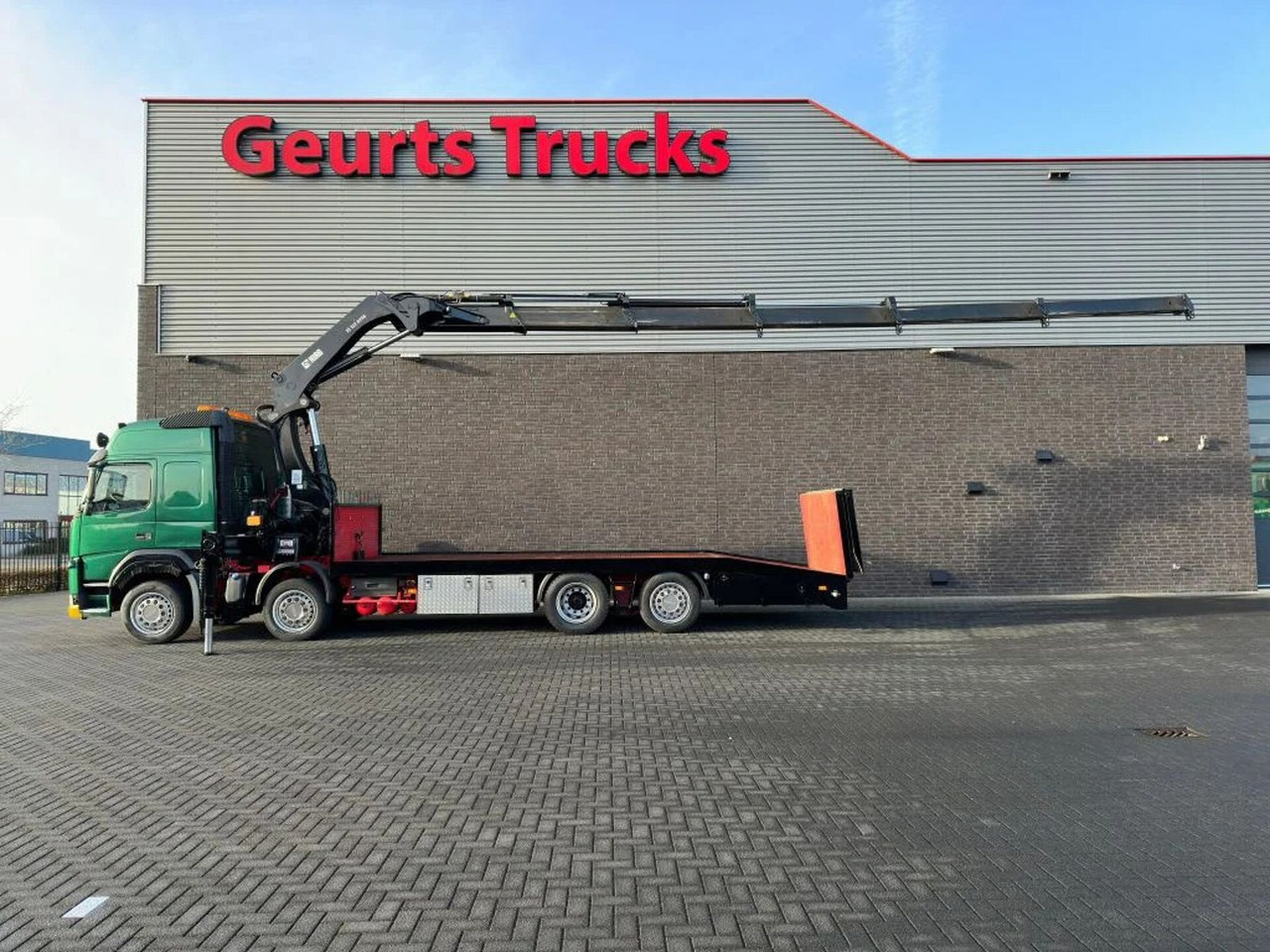 Volvo FM 500 8X2 OPRIJWAGEN/MACHINE TRANSPORTER + HIAB - משאית מנוף: תמונה 1 Volvo FM 500 8X2 OPRIJWAGEN/MACHINE TRANSPORTER + HIAB - משאית מנוף: תמונה 1