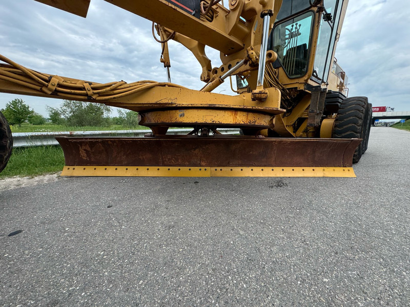 מפלסת Caterpillar 140H: תמונה 18