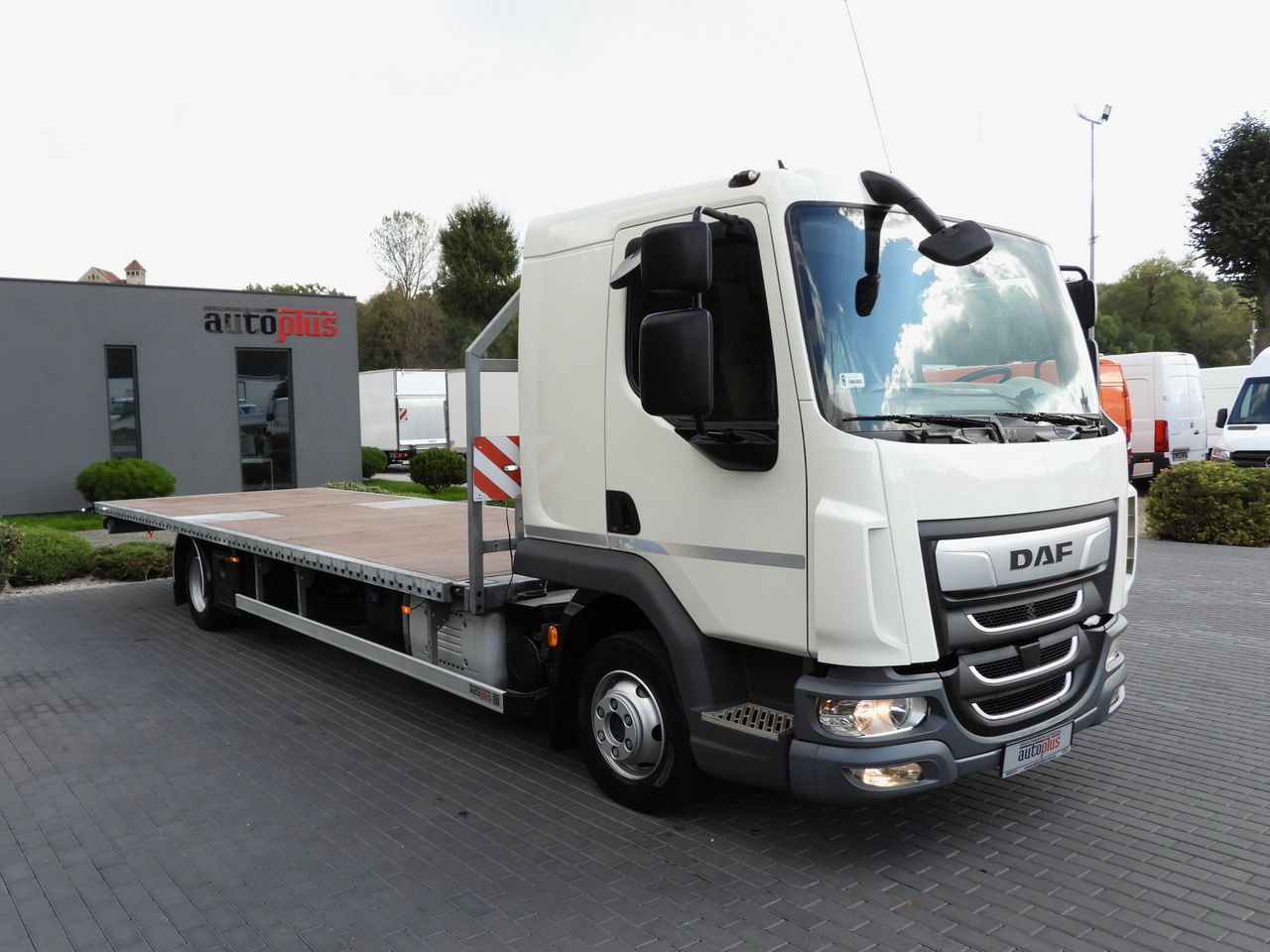 DAF LF 230 CONTAINER CARRIER PLATFORM + TRAILER WEBASTO CRUISE CONTROL LED LIGHTS PNEUMATICS AUTOMATIC TRANSMISSION TWIN WHEELS AIR CONDITIONING 230HP - מוביל מכולות/ משאית החלפת גוף: תמונה 4 DAF LF 230 CONTAINER CARRIER PLATFORM + TRAILER WEBASTO CRUISE CONTROL LED LIGHTS PNEUMATICS AUTOMATIC TRANSMISSION TWIN WHEELS AIR CONDITIONING 230HP - מוביל מכולות/ משאית החלפת גוף: תמונה 4