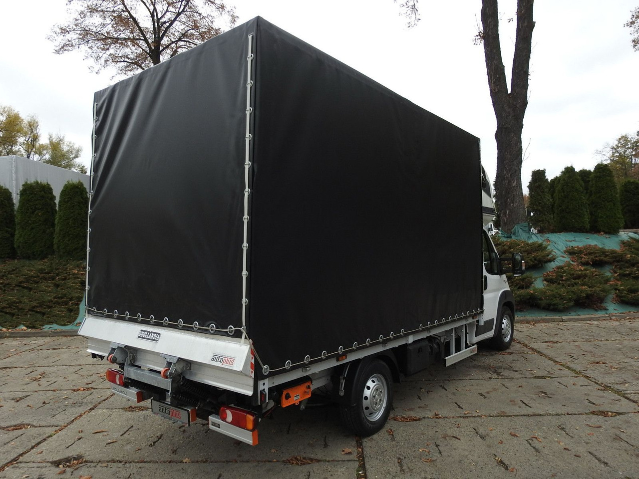 Fiat DUCATO PRITSCHE PLANE AUFZUG 8 PALETTEN WEBASTO - כלי רכב מסחרי עם וילונות צד: תמונה 3 Fiat DUCATO PRITSCHE PLANE AUFZUG 8 PALETTEN WEBASTO - כלי רכב מסחרי עם וילונות צד: תמונה 3