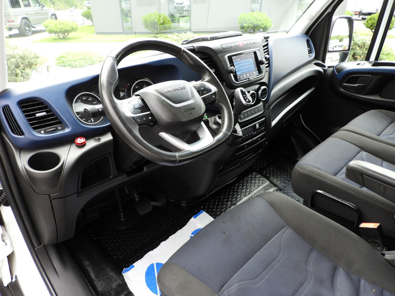 IVECO DAILY 35C18 THREE-WAY TIPPER 3 HDS SEATS CRUISE CONTROL LED LIGHTS AUTOMATIC TRANSMISSION HI-MATIC TWIN WHEELS AIR CONDITIONING 180HP - כלי רכב מסחרי מזהיר: תמונה 2 IVECO DAILY 35C18 THREE-WAY TIPPER 3 HDS SEATS CRUISE CONTROL LED LIGHTS AUTOMATIC TRANSMISSION HI-MATIC TWIN WHEELS AIR CONDITIONING 180HP - כלי רכב מסחרי מזהיר: תמונה 2