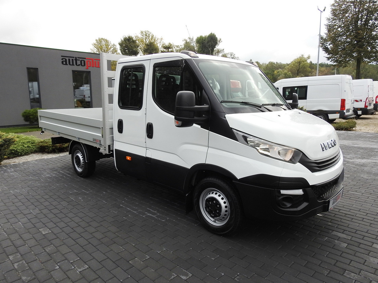 IVECO DAILY 35S15 STAKE BODY DOUBLE CABIN DOKA 7 SEATS AIR CONDITIONING 150HP - כלי רכב מסחרי במיטה שטוחה: תמונה 4 IVECO DAILY 35S15 STAKE BODY DOUBLE CABIN DOKA 7 SEATS AIR CONDITIONING 150HP - כלי רכב מסחרי במיטה שטוחה: תמונה 4