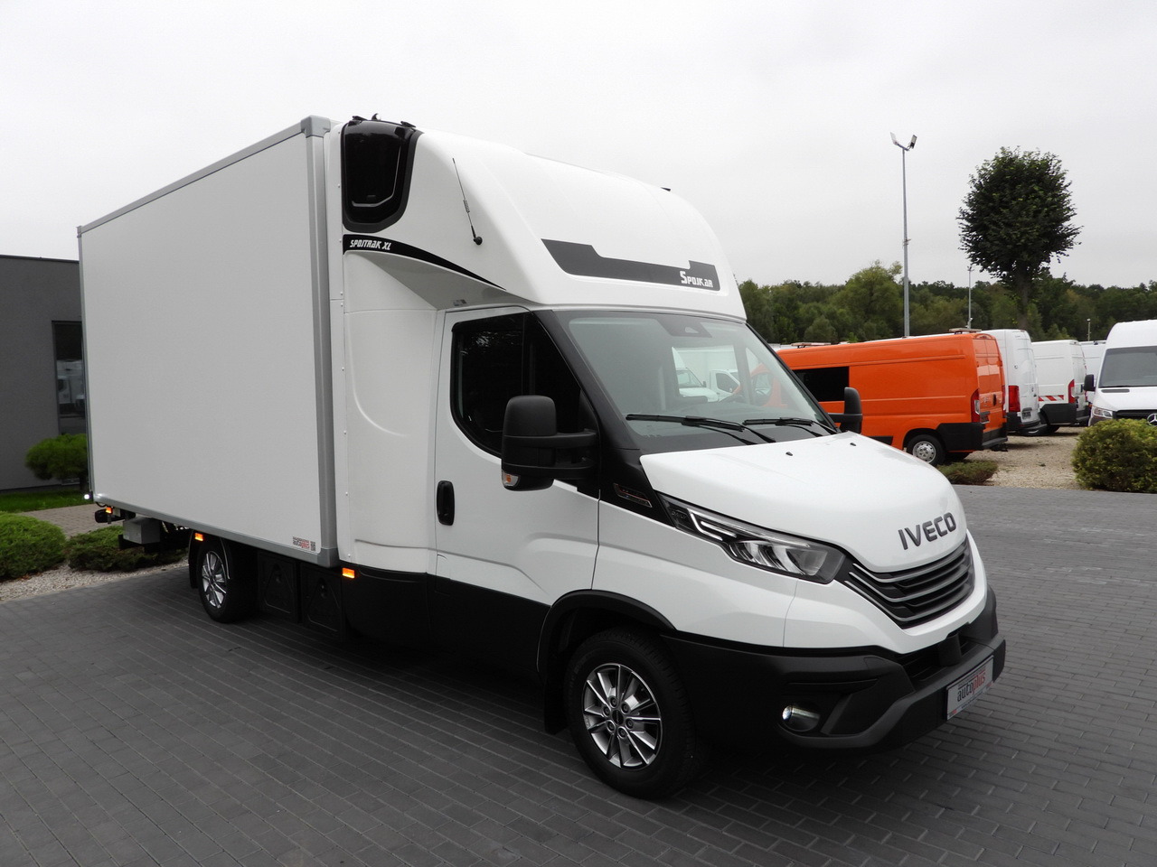 IVECO DAILY 35S18 BOX HI-MATIC LIFT 8 PALLETS CRUISE CONTROL NAVIGATION LED LIGHTS PNEUMATICS AUTOMATIC TRANSMISSION HI-MATIC AIR CONDITIONING 180HP - כלי רכב מסחרי עם תיבה: תמונה 4 IVECO DAILY 35S18 BOX HI-MATIC LIFT 8 PALLETS CRUISE CONTROL NAVIGATION LED LIGHTS PNEUMATICS AUTOMATIC TRANSMISSION HI-MATIC AIR CONDITIONING 180HP - כלי רכב מסחרי עם תיבה: תמונה 4