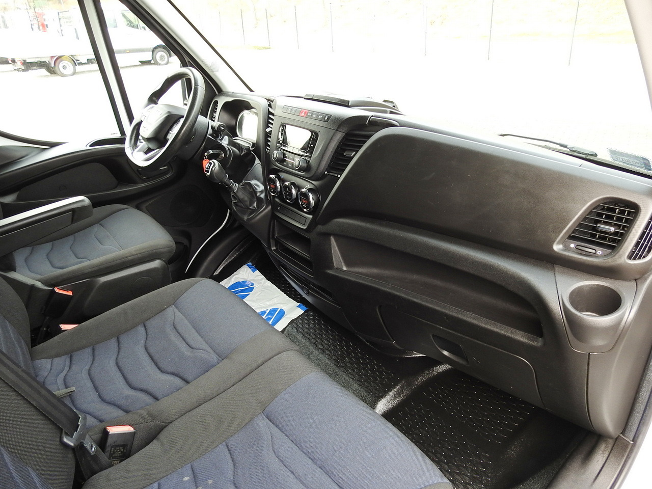 כלי רכב מסחרי עם וילונות צד IVECO DAILY 35S18 TARPAULIN 10 PALLETS WEBASTO CRUISE CONTROL AIR CONDITIONING 180HP: תמונה 42 כלי רכב מסחרי עם וילונות צד IVECO DAILY 35S18 TARPAULIN 10 PALLETS WEBASTO CRUISE CONTROL AIR CONDITIONING 180HP: תמונה 42